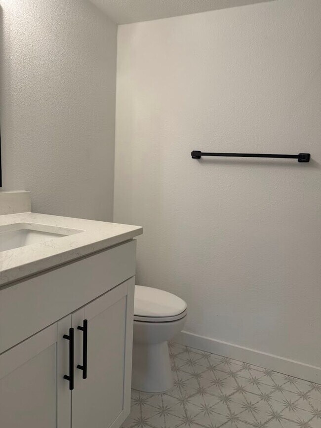 Building Photo - Remodeled Private San Pedro Square Studio