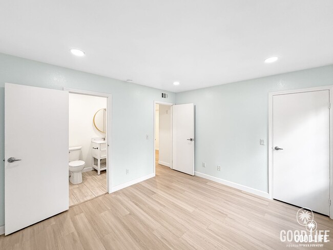 Building Photo - Great 2B/2BA Condo in Carmel Mountain Ranch w/ Community Pool, W/D, & Reserved Parking!