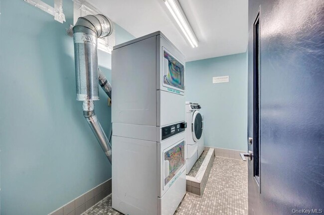 Building Photo - 100 W Broadway