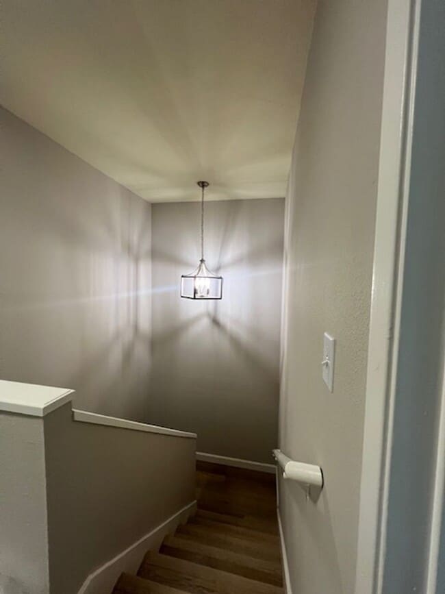 Building Photo - 3 Bed End Unit in Mt. View