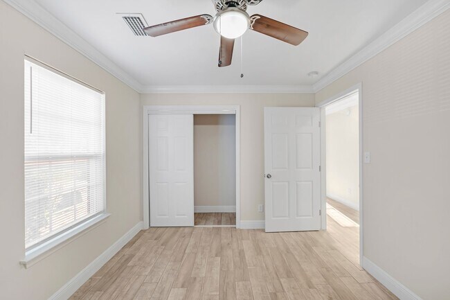 Building Photo - Crown Moulding********* Renovated 3 Bedroom 2 Bath********* Granite Countertops