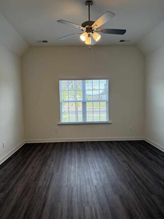 Building Photo - Beautiful 4-bedroom 3 full bathroom home i...