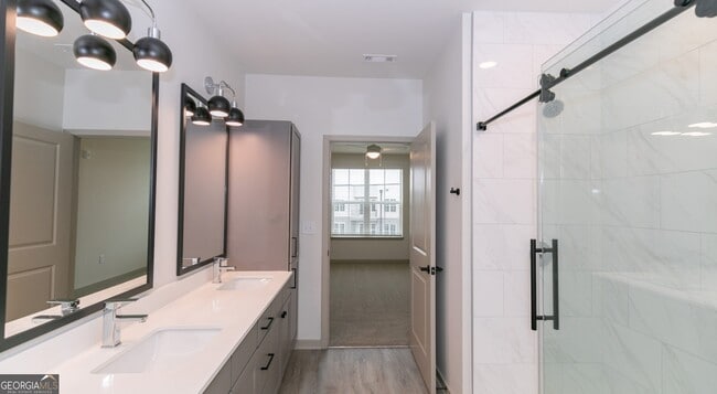 Building Photo - 2250 Oak Rd SW