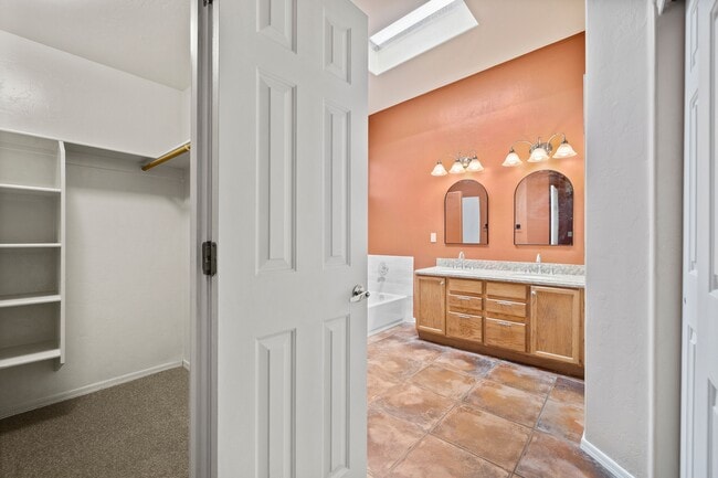 Building Photo - 730 N Northern Vista Pl