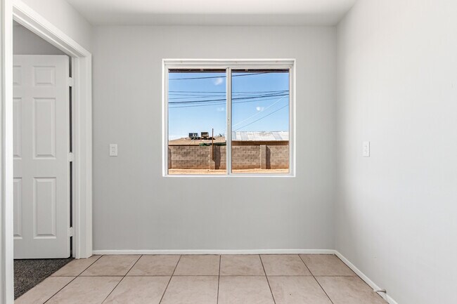 Building Photo - 1238 E Vine Ave
