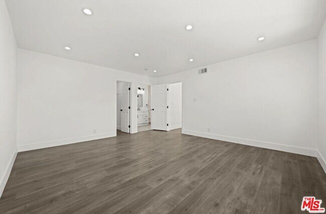 Building Photo - 6257 Lindley Ave