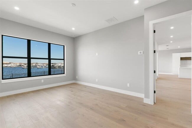 Building Photo - 1810 4th St E