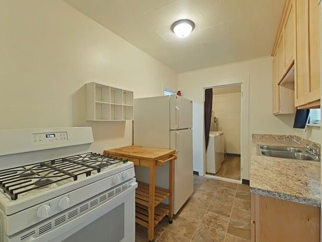 Building Photo - 1 Bedroom House ~ Close to Campus ~ Small ...