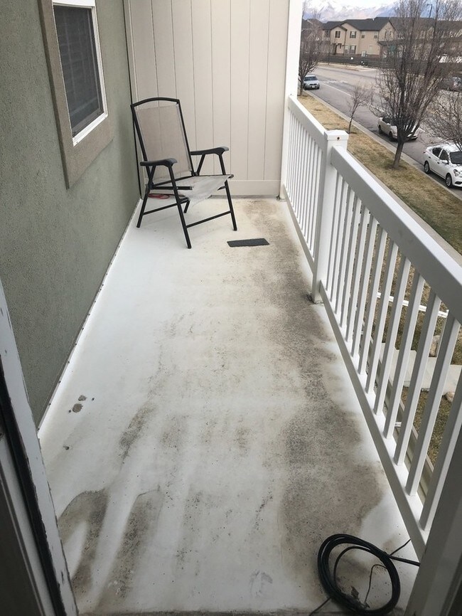 Building Photo - Large 4 Bed Townhome