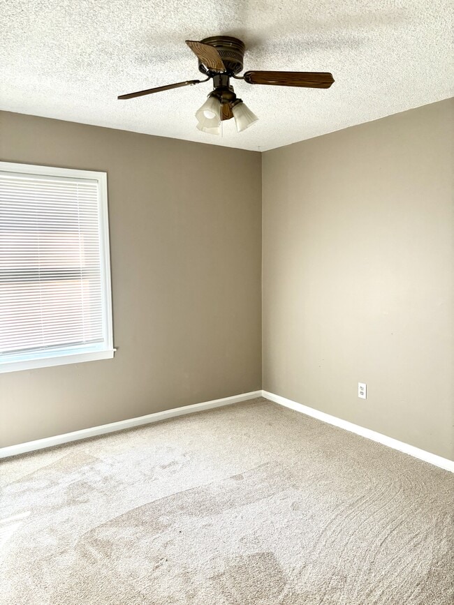 Building Photo - 2019 Bradley Ave