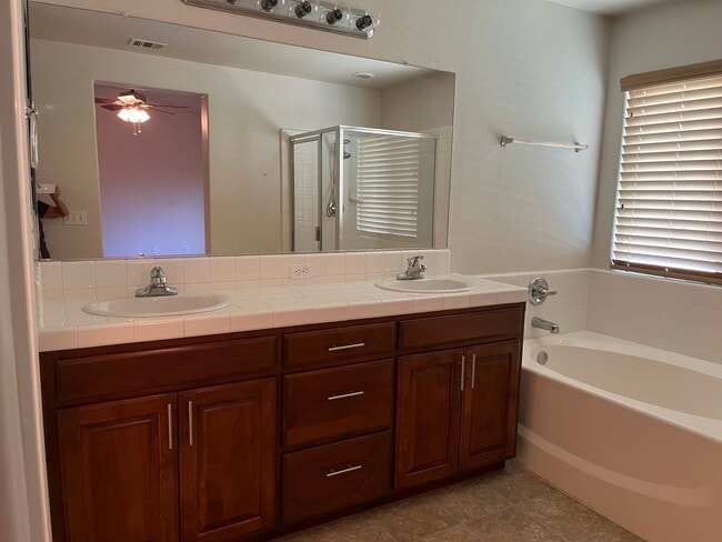 Building Photo - 1394 W Bella Oaks Way