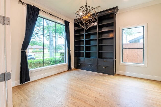 Building Photo - 1507 Martin St