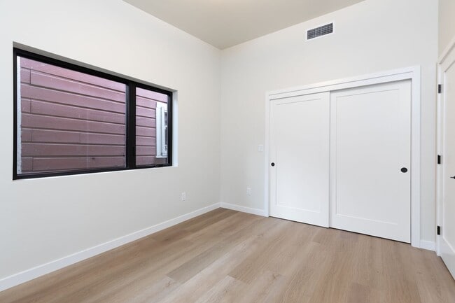 Building Photo - Private, Elegant and Sophisticated Westsid...