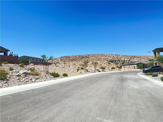 Building Photo - 9565 Camelback Crk Dr