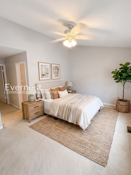 Building Photo - 3 Bed/3.5 Bath Townhome with Fenced Yard / Available Now!
