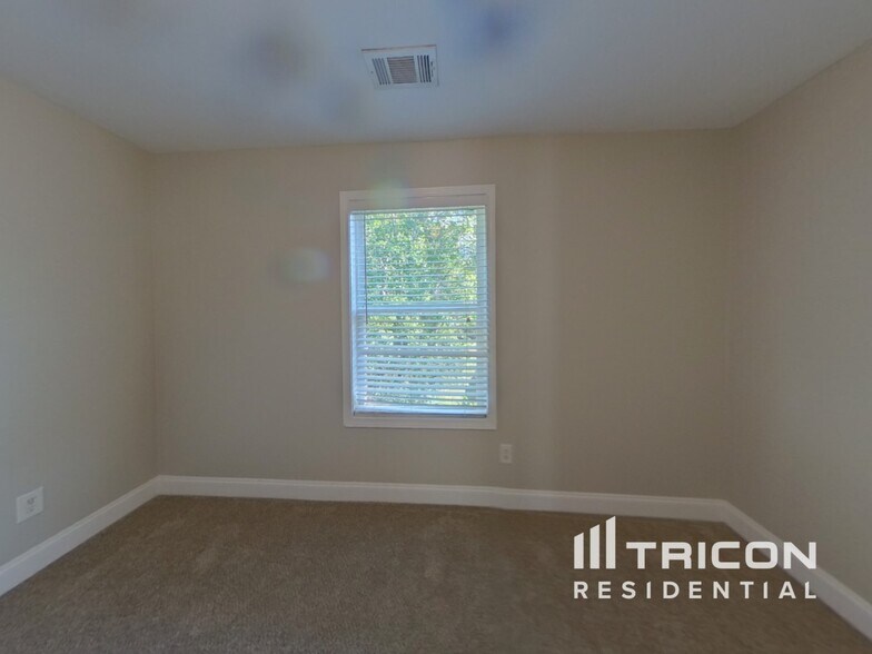 Building Photo - 9015 Montclair Hills Dr