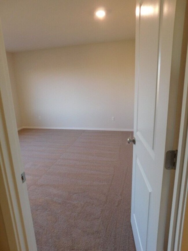 Building Photo - 4Bd/2.5 Ba Two Story Home - Available to View!