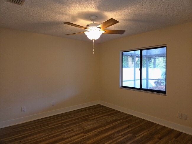 Building Photo - 1717 Needles Ln E