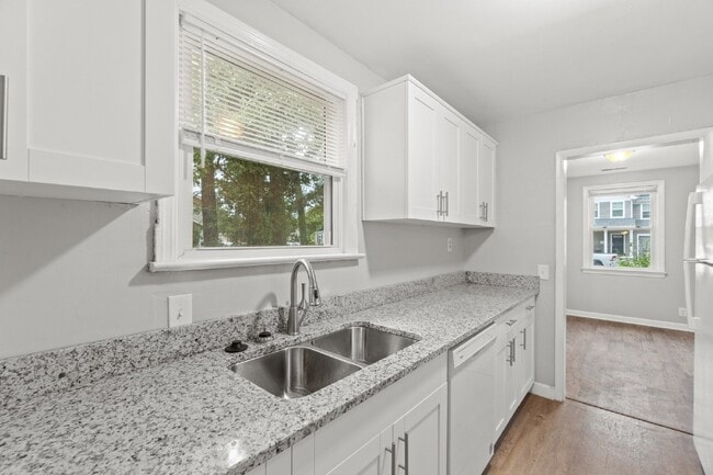 Building Photo - ADORABLE 3 BEDROOM 1 BATH RANCH HOUSE