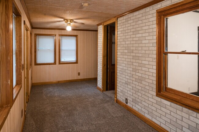 Building Photo - 556 Rose Ave E