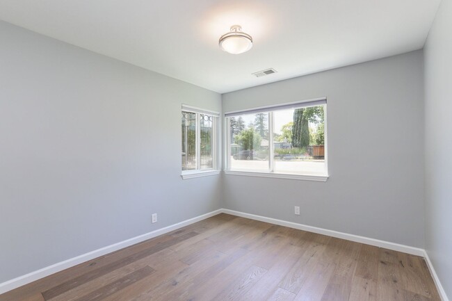 Building Photo - 4 Bed / 2 Bath Updated Redwood City Home w...