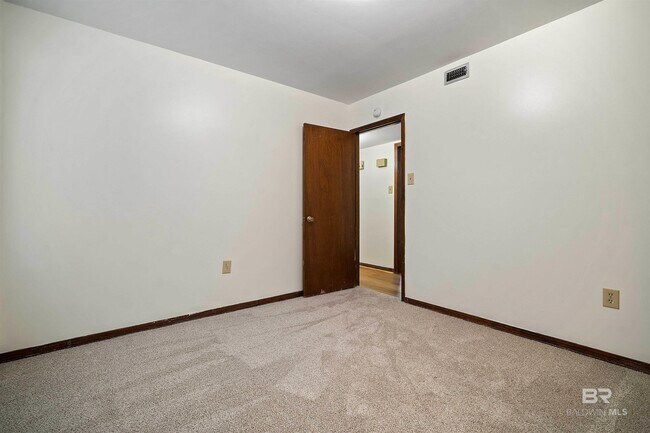 Building Photo - 908 Schaub Ave