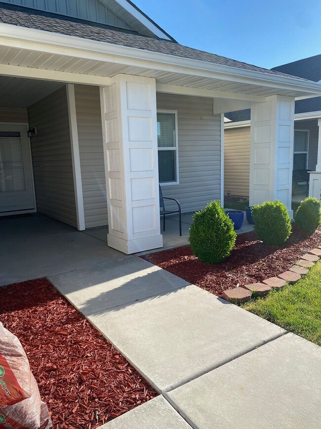 Building Photo - Single Level 3 bd/2 bath home in Desirable...