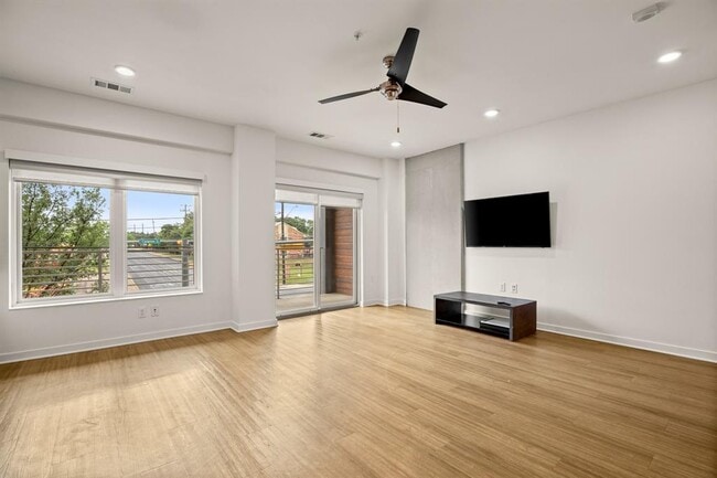 Building Photo - 4361 S Congress Ave