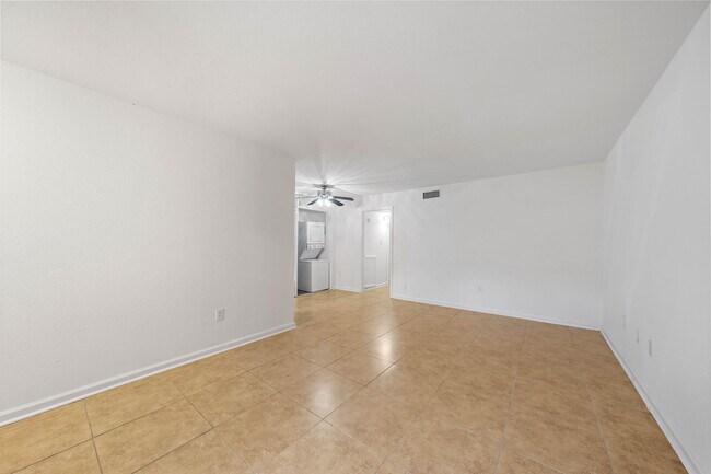 Building Photo - 711 Holiday Dr