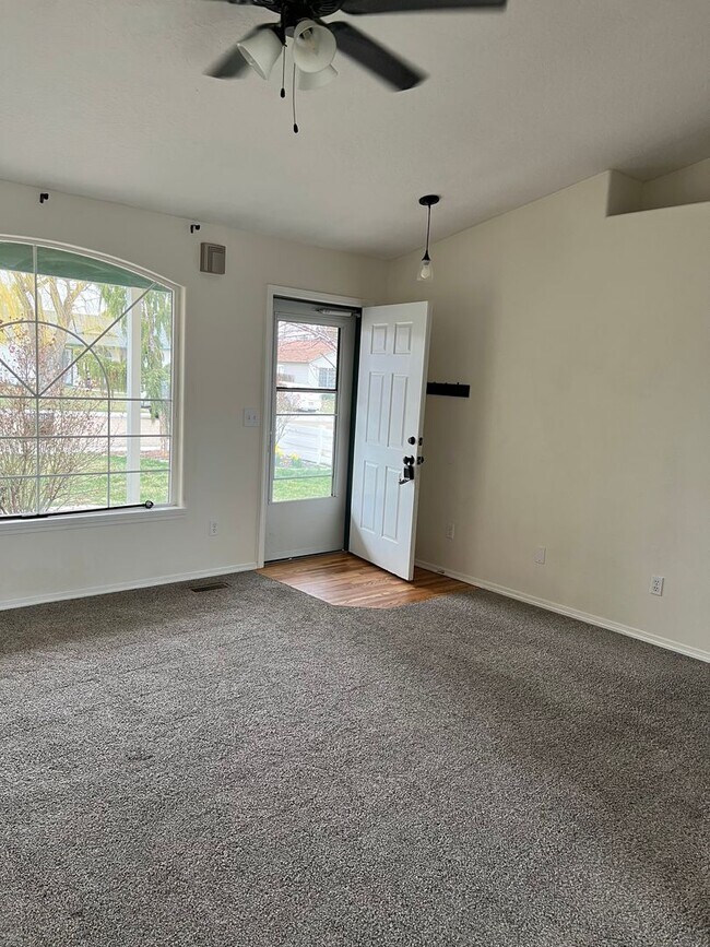 Building Photo - Introducing a charming single level 3 bedroom, 2 bath home for rent in Caldwell, ID.