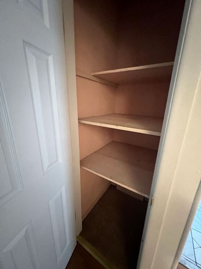 Building Photo - Available Mid-May 4 Bedroom / 1.5 Bathroom for Rent