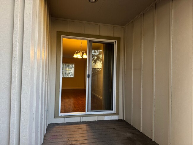 Building Photo - Charming 2 Bedroom 1.5 Bathroom Townhome w...