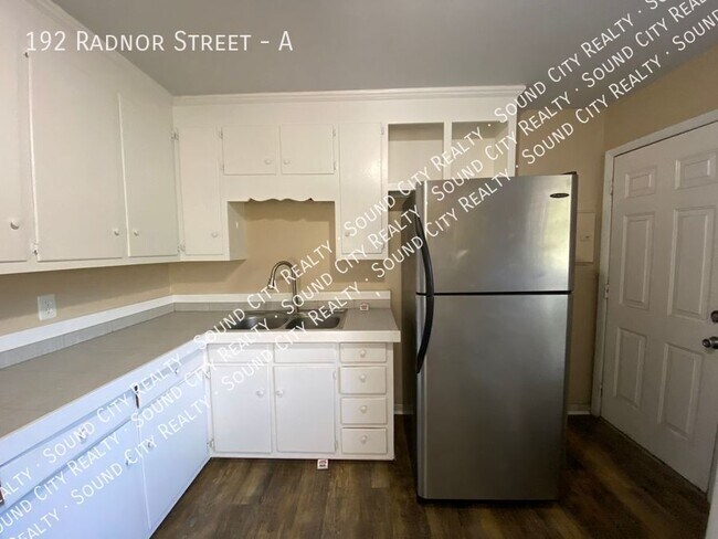 Building Photo - 5 miles to downtown * 2BR duplex available...