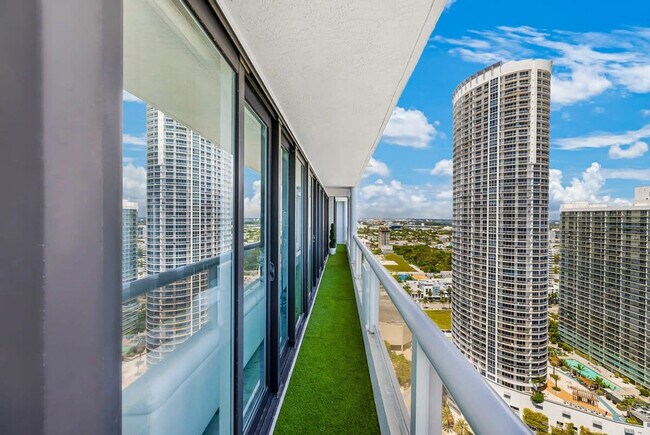 Building Photo - 1717 N Bayshore Dr