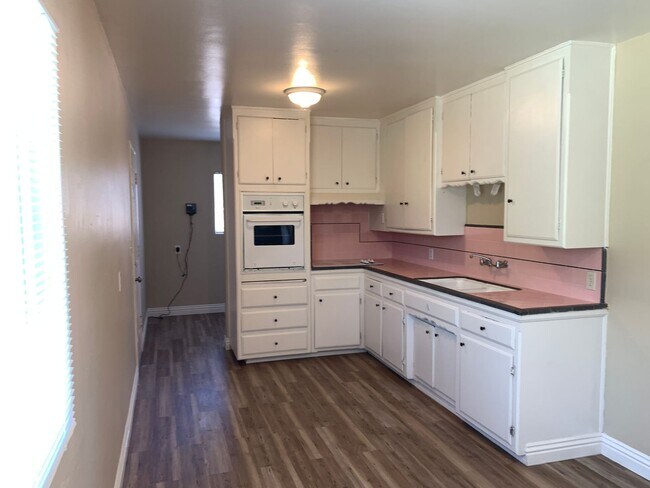 Building Photo - Super Cute 3 Bedroom Home For Rent in Oildale - $1695 Rent Available mid June