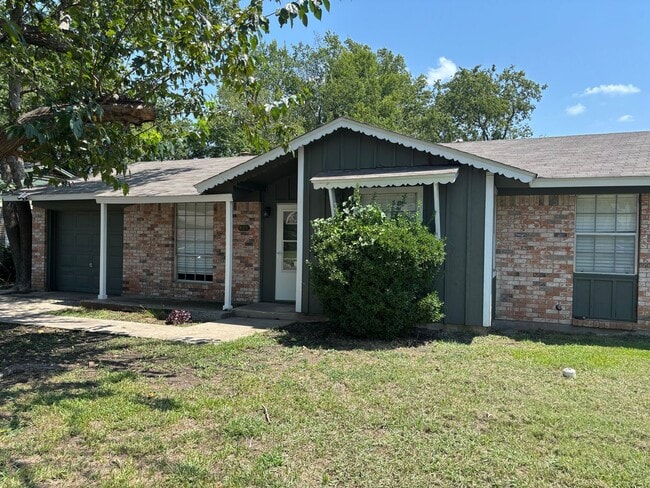 Primary Photo - 4/1.5/1 Brick Home in Quiet South Sherman ...