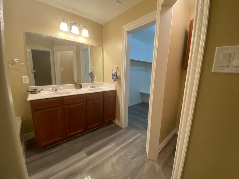 Building Photo - 513 Paddle Dr