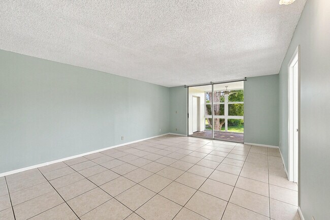 Building Photo - 950 NW 80th Ave