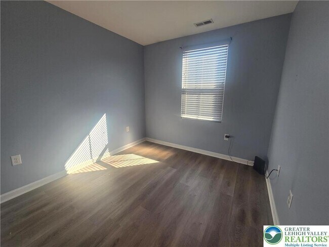 Building Photo - 2500 Alex Rd