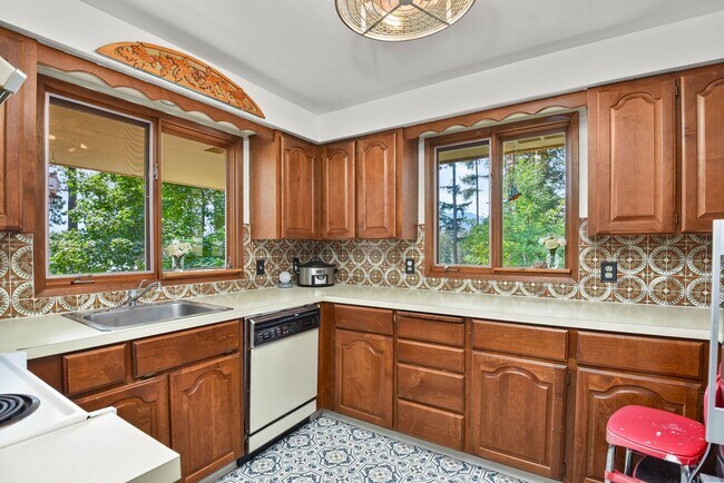 Building Photo - 2700 + sq ft family home has it all! Over 2 acres of land and a stunning view of Lake Pend Oreille