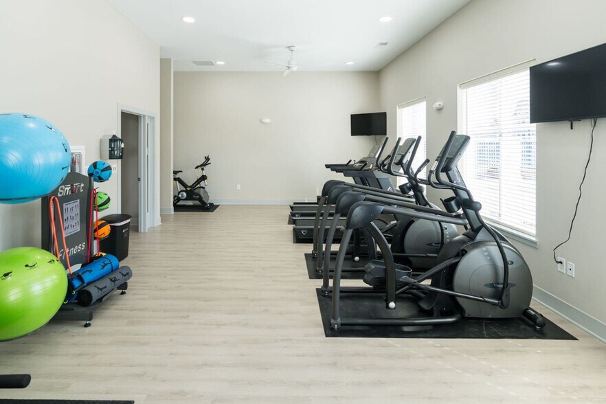 Building Photo - 5825 Sunset Wy