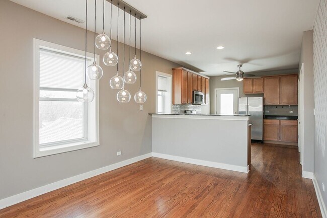 Primary Photo - 3911 W Addison St