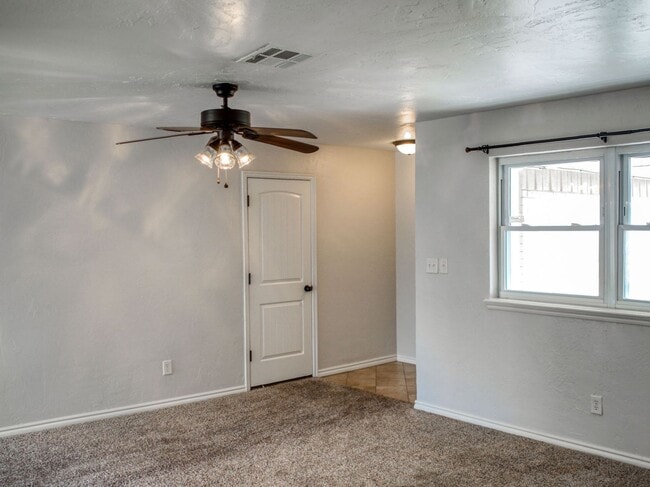 Building Photo - 3 Bedroom 2 Bath home in Shawnee!
