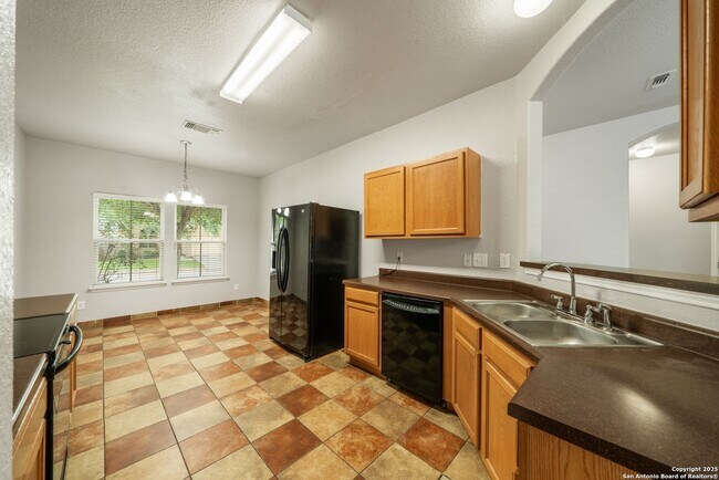 Building Photo - 4 bedroom, 2 1/2 bath located in Lakeview ...