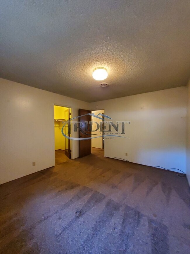 Building Photo - (2526m) 231 E. 18th St/ 1806 Sampson