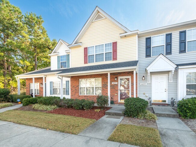 Building Photo - Super Townhouse with 2 MASTER BEDROOMS!