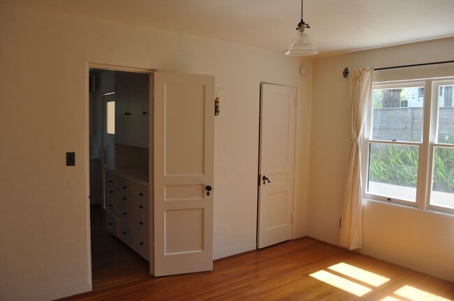 Building Photo - MISSION HILLS 3BR/2BA SPANISH BUNGALOW