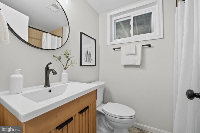 Building Photo - 4512 Sleaford Rd