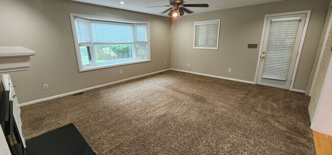 Building Photo - Check This One OUT!! To View is to Rent! 3 Bedroom, 1 Bath. Hardwood Floors, Fireplace, Tile and ...