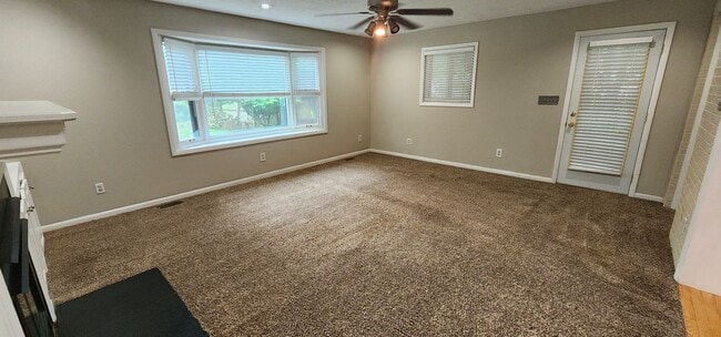 Building Photo - Check This One OUT!! To View is to Rent! 3 Bedroom, 1 Bath. Hardwood Floors, Tile and Newer Carpe...